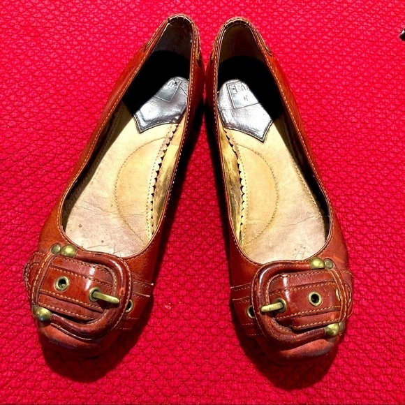 FRYE Sz 8.5 Big Buckle Reddish Brown Distressed Leather Flats Shoes - Picture 1 of 9